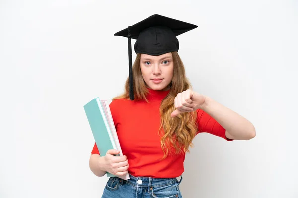 Νεαρή Απόφοιτος Πανεπιστημίου Γυναίκα Απομονωμένη Λευκό Φόντο Δείχνει Τον Αντίχειρα — Φωτογραφία Αρχείου