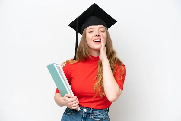 Jovem Universitária Graduada Mulher Isolada Fundo Branco Gritando Com Boca — Fotografia de Stock