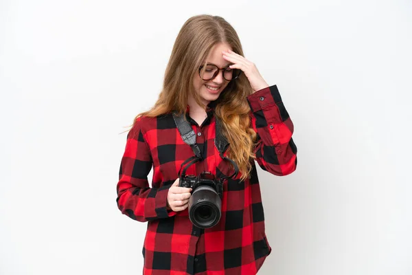 Ung Fotograf Vacker Kvinna Isolerad Vit Bakgrund Skrattar — Stockfoto