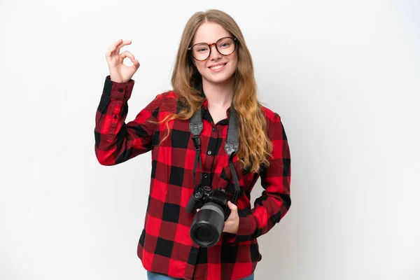 Молодой Фотограф Красивая Женщина Изолированы Белом Фоне Показывая Знак Пальцами — стоковое фото