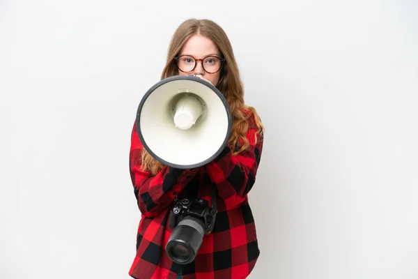 Jonge Fotograaf Mooie Vrouw Geïsoleerd Witte Achtergrond Schreeuwen Door Een — Stockfoto