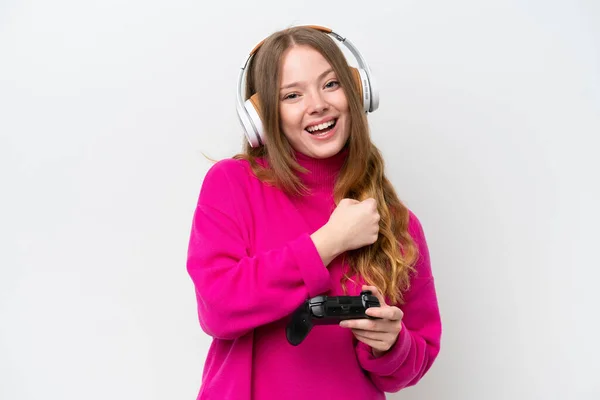 Νεαρή Όμορφη Γυναίκα Παίζει Ένα Χειριστήριο Βιντεοπαιχνιδιών Απομονωμένο Λευκό Φόντο — Φωτογραφία Αρχείου