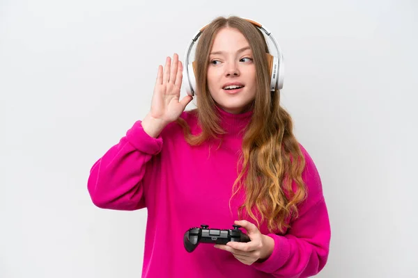 Νεαρή Όμορφη Γυναίκα Παίζει Ένα Χειριστήριο Βιντεοπαιχνιδιών Απομονωμένο Λευκό Φόντο — Φωτογραφία Αρχείου