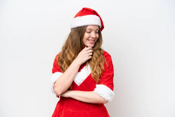 年轻的高加索女人 穿着白色背景的圣诞礼服 从侧面看去 — 图库照片