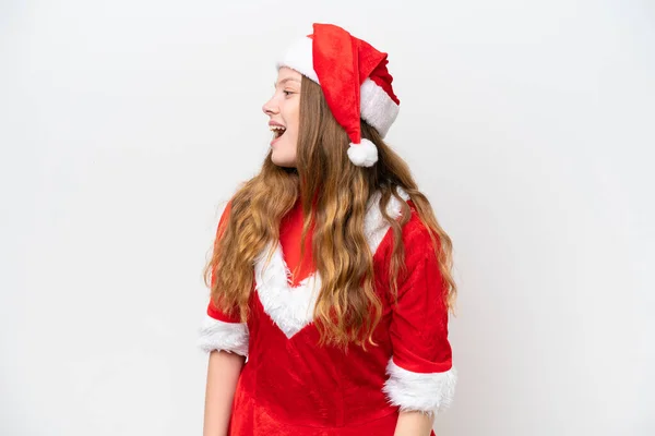 年轻的高加索女人 穿着白色背景的圣诞礼服 侧身笑着 — 图库照片