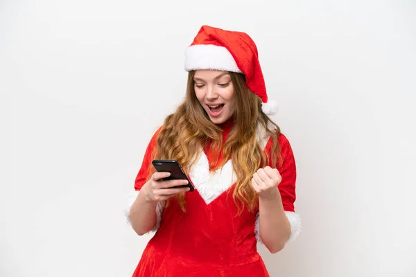 身穿白色背景孤立圣诞礼服的年轻的高加索女人感到惊讶 并发出了一个信息 — 图库照片