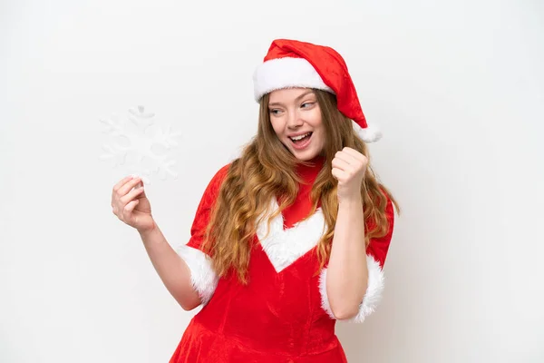 白地に雪の結晶を保持しているクリスマスのドレスを持つ若い白人女性は勝利を祝う — ストック写真