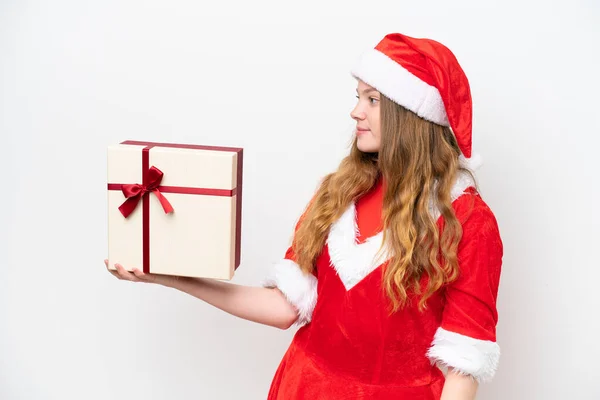 幸せな表情で白い背景に隔離された贈り物を保持クリスマスドレスを持つ若い白人女性 — ストック写真