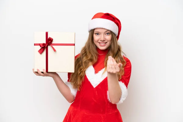 白い背景に隔離された贈り物を保持クリスマスのドレスを持つ若い白人女性が手を携えて来るように誘う 来てくれて嬉しい — ストック写真