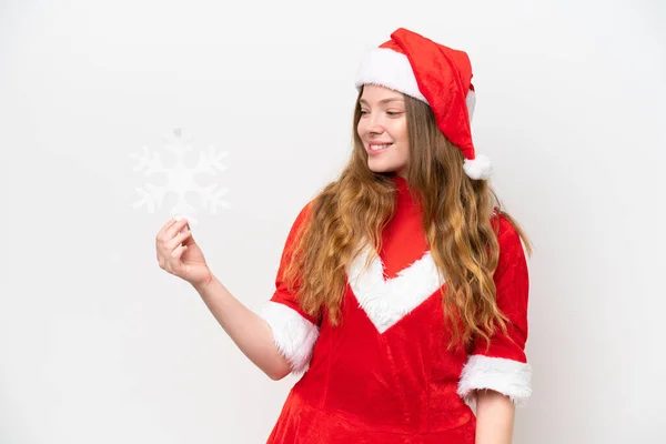 幸せな表情で白い背景に隔離された雪の結晶を保持しているクリスマスのドレスを持つ若い白人女性 — ストック写真