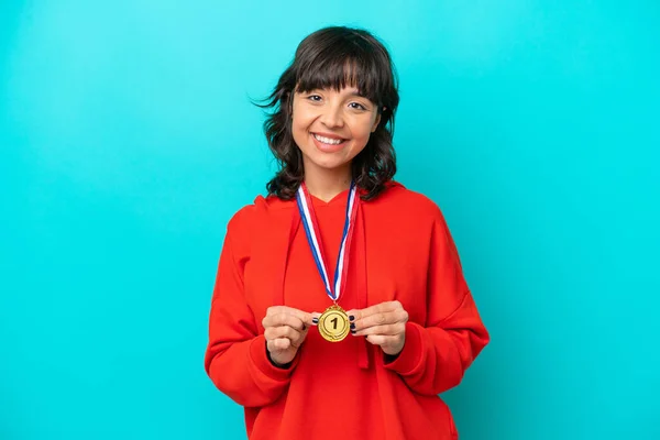 Ung Latinamerikansk Kvinna Med Medaljer Isolerad Blå Bakgrund — Stockfoto