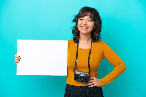 Jovem Fotógrafa Latina Isolada Fundo Azul Segurando Cartaz Vazio Com — Fotografia de Stock