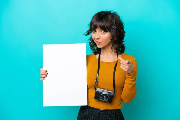 Junge Fotografin Lateinische Frau Auf Blauem Hintergrund Die Ein Leeres — Stockfoto