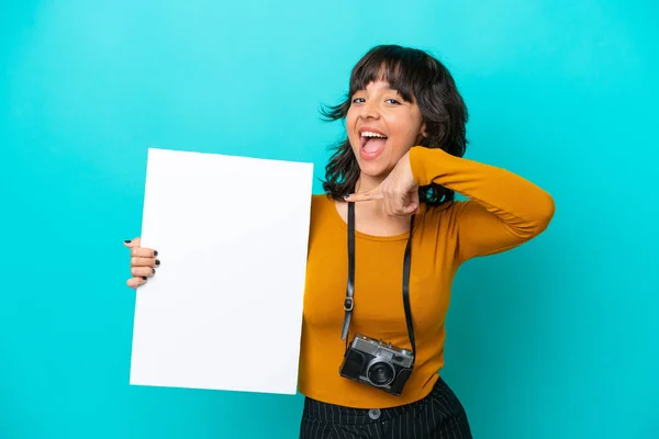 Jovem Fotógrafa Latina Isolada Fundo Azul Segurando Cartaz Vazio Com — Fotografia de Stock