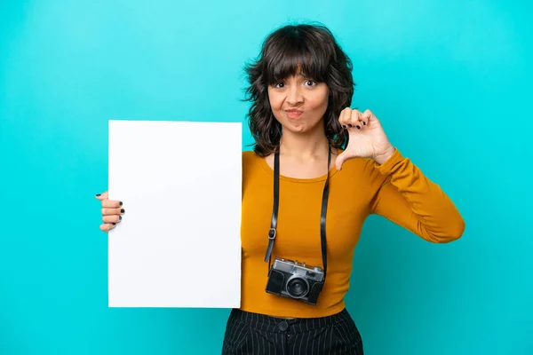 Mladý Fotograf Latin Žena Izolované Modrém Pozadí Drží Prázdný Plakát — Stock fotografie