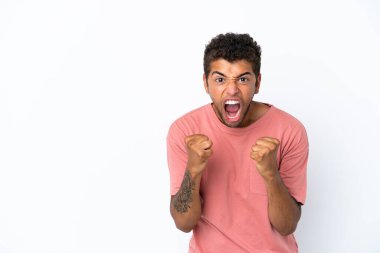 Beyaz arka planda izole edilmiş yakışıklı Brezilyalı bir adam kötü bir durum yüzünden hayal kırıklığına uğramış.