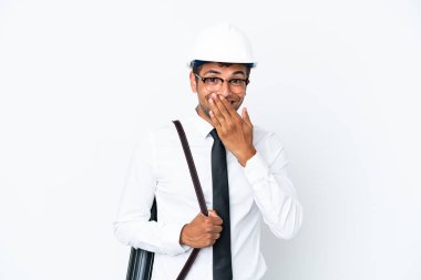 Mimar kasklı, elinde planları olan Brezilyalı bir adam mutlu ve gülümsüyor.