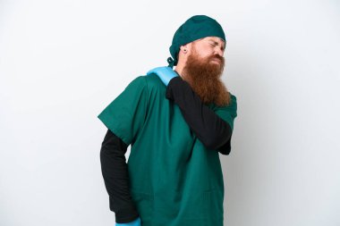 Yeşil üniformalı cerrah, beyaz arka planda izole edilmiş, omuz ağrısından muzdarip, çabalayan, yeşil saçlı adam.