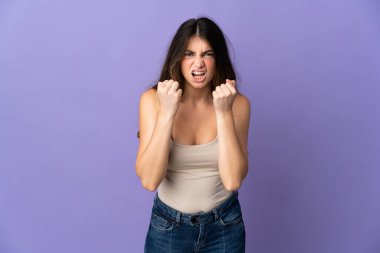 Mor arka planda izole edilmiş genç beyaz kadın kötü bir durum yüzünden hayal kırıklığına uğradı.