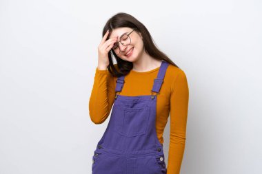 Genç Rus kadın mavi arka planda yalnız gülüyor.