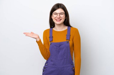 Mavi arka planda izole edilmiş genç bir Rus kadın bir ilan vermek için avucunun içinde hayali bir fotokopi makinesi tutuyor.