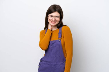 Genç Rus kadın mavi arka planda yalnız gülüyor.