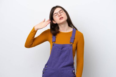 Genç Rus kadın mavi arka planda izole edilmiş, yorgun ve hasta bir ifadeyle.