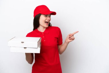 Genç Rus pizza teslimatı beyaz arka planda izole edilmiş pizza kutularını alıyor.