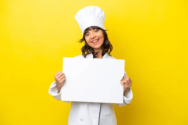 Junge Köchin Lateinisch Frau Isoliert Auf Gelbem Hintergrund Hält Ein — Stockfoto