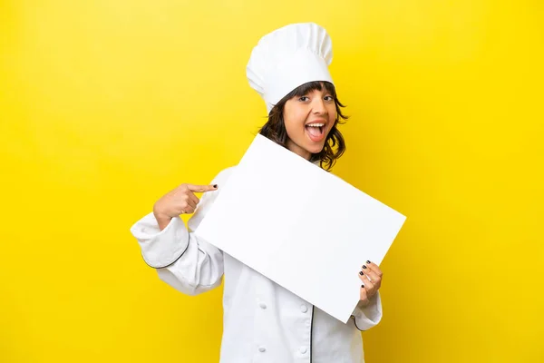 Giovane Chef Donna Latina Isolata Sfondo Giallo Con Cartello Vuoto — Foto Stock