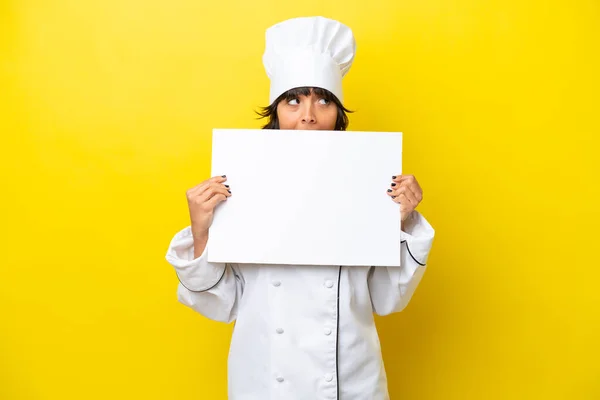 Joven Chef Latina Aislada Sobre Fondo Amarillo Sosteniendo Cartel Vacío — Foto de Stock