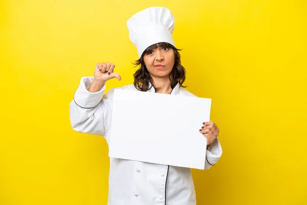 Giovane Chef Donna Latina Isolato Sfondo Giallo Possesso Cartello Vuoto — Foto Stock