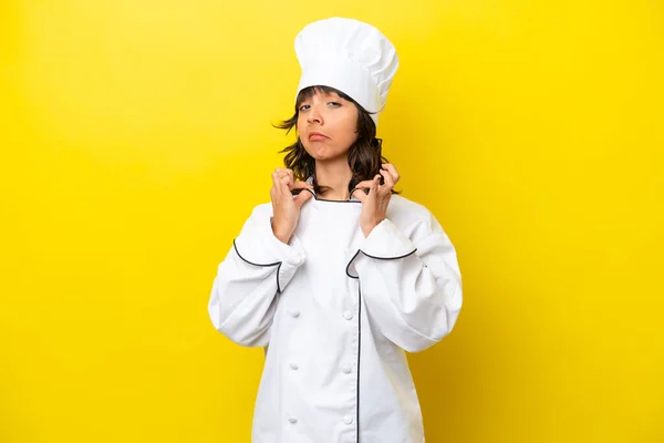 Giovane Chef Donna Latina Isolato Sfondo Giallo — Foto Stock