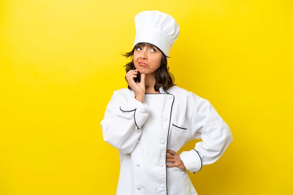 Giovane Chef Donna Latina Isolato Sfondo Giallo — Foto Stock