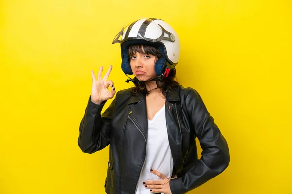 Mladá Latinská Žena Motocyklovou Přilbou Izolované Žlutém Pozadí — Stock fotografie