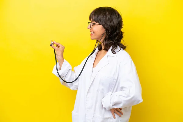 年轻的医生 拉丁裔妇女 黄种人背景 — 图库照片