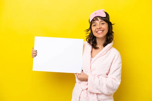Молодая Латиноамериканка Пижаме Желтом Фоне Держит Пустой Плакат Счастливым Выражением — стоковое фото