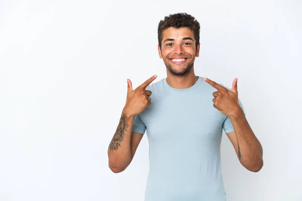 Genç Yakışıklı Brezilyalı Bir Adam Beyaz Arka Planda Izole Edilmiş — Stok fotoğraf