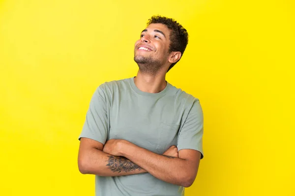 Genç Yakışıklı Brezilyalı Adam Sarı Arka Planda Izole Edilmiş Gülümserken — Stok fotoğraf