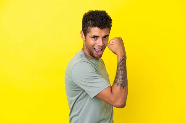 Junger Schöner Brasilianischer Mann Isoliert Auf Gelbem Hintergrund Mit Starker — Stockfoto