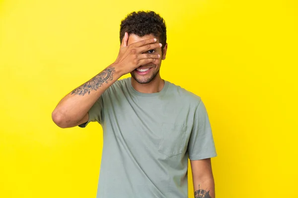 Junger Schöner Brasilianischer Mann Isoliert Auf Gelbem Hintergrund Der Die — Stockfoto