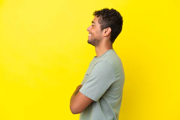 Sarı Arka Planda Yalıtılmış Yakışıklı Brezilyalı Genç Adam Yan Pozisyonda — Stok fotoğraf