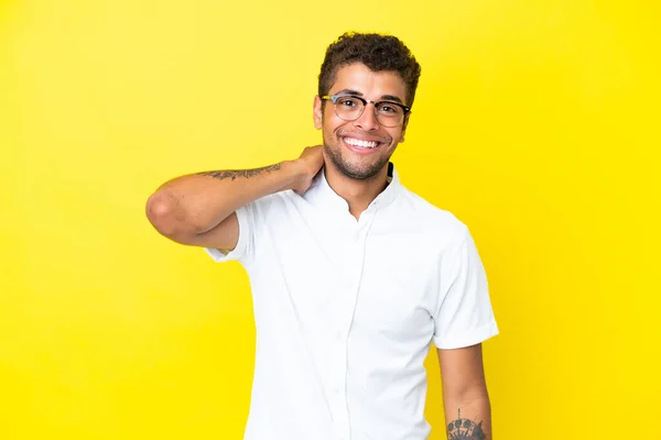 Junger Gut Aussehender Brasilianischer Mann Auf Gelbem Hintergrund Lacht — Stockfoto