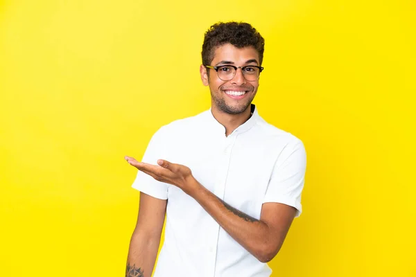 Mladý Pohledný Brazilský Muž Izolovaný Žlutém Pozadí Představuje Nápad Zároveň — Stock fotografie