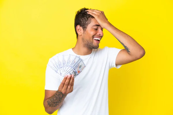Jonge Braziliaanse Man Neemt Veel Geld Geïsoleerd Gele Achtergrond Heeft — Stockfoto