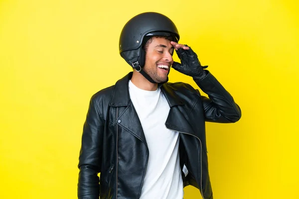 Joven Brasileño Con Casco Moto Aislado Sobre Fondo Amarillo Sonriendo — Foto de Stock