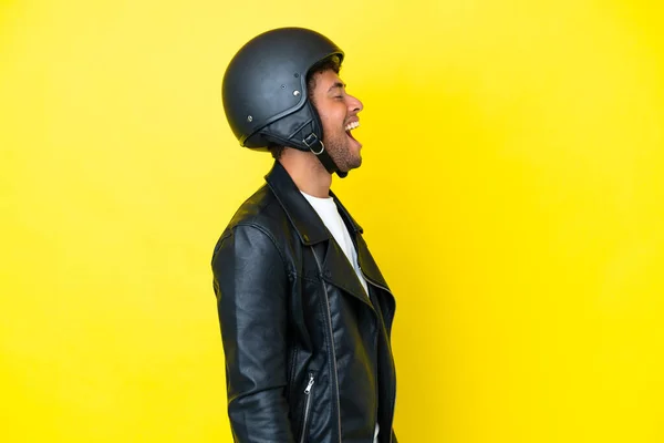 Junger Brasilianer Mit Motorradhelm Auf Gelbem Hintergrund Lacht Seitenlage — Stockfoto