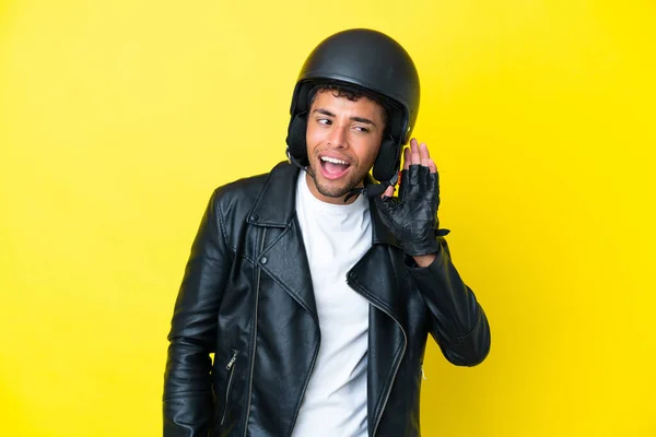 Νεαρός Βραζιλιάνος Άνδρας Κράνος Μοτοσικλέτας Απομονωμένο Κίτρινο Φόντο Ακούγοντας Κάτι — Φωτογραφία Αρχείου