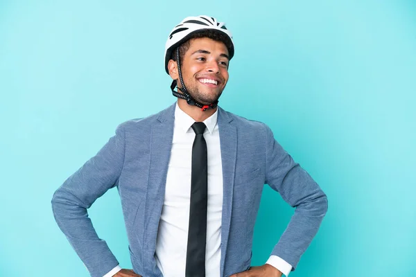 Молодий Бізнесмен Бразилії Шоломом Велосипеді Ізольований Синьому Фоні Руками Стегном — стокове фото
