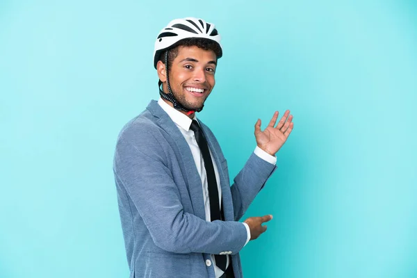 Молодий Бізнесмен Бразилії Шоломом Велосипеді Ізольований Синьому Фоні Простягаючи Руки — стокове фото